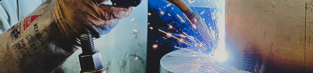 Detailansicht einer ASME-konformen Schweißnaht bei Hollnack Ausschnitt einer hochwertigen Schweißnaht im Fertigungsprozess – ASME-konforme Schweißtechnik mit höchster Genauigkeit