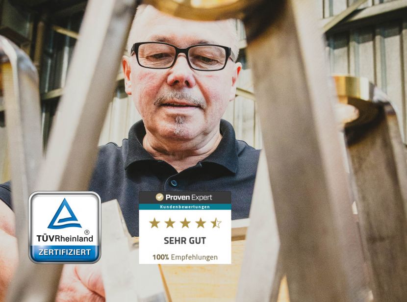 Überprüfung der Qualität gemäß Fertigungszeichnung einer Schweißbaugruppe – Symbol für verlässliche Zusammenarbeit