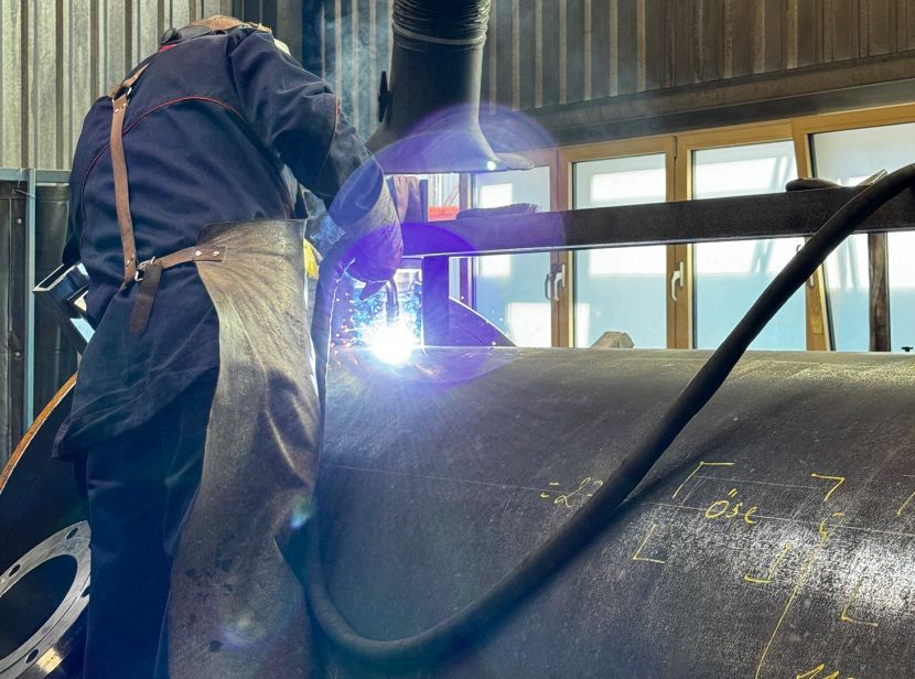 Schweißer bei der Bearbeitung eines Druckbehälters nach AD 2000 HP-0 Zertifizierung