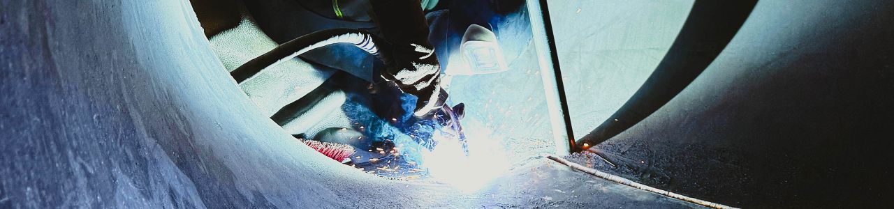 Schweißtechnik in der Produktion – robust und leistungsfähig Funkenflug bei industrieller Schweißanwendung – Nahaufnahme aus der Fertigung mit Fokus auf Leistung und Technik