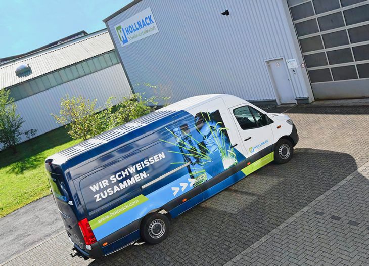 Firmensitz der Hollnack GmbH – zertifizierter Schweißfachbetrieb in Hilchenbach Außenansicht des Firmengebäudes der Hollnack GmbH mit geparkten Servicefahrzeugen in Hilchenbach