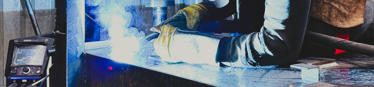 Präzision beim Handschweißen – Lichtbogen im Fokus Nahaufnahme eines Schweißers mit sichtbarem Lichtbogen – präzises Handschweißen mit Schutzgasverfahren