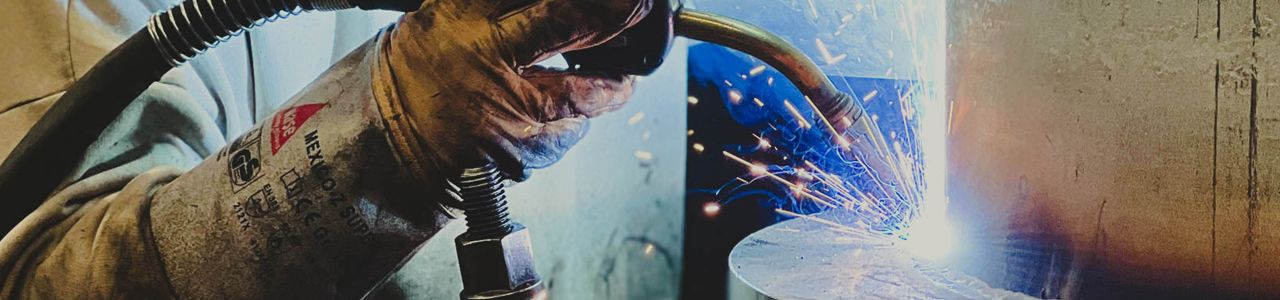 Schweißnaht in Nahaufnahme – sauber, gleichmäßig, normgerecht Detailaufnahme einer entstehenden Schweißnaht auf Edelstahl – Fokus auf gleichmäßige Nahtstruktur